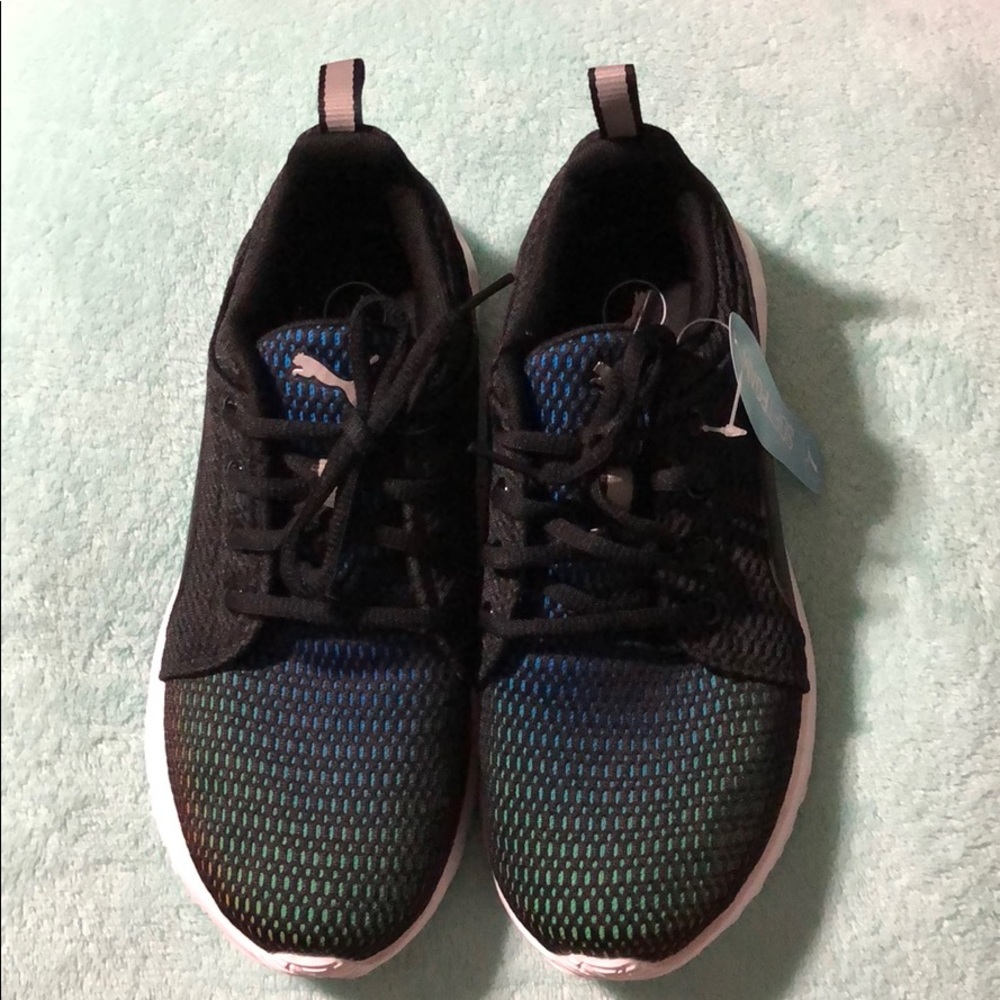 Pumas tennis shoes for women’s
